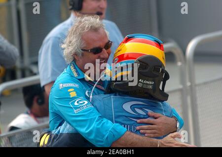 Flavio Briatore félicite Fernando Alonso pour la deuxième victoire au Grand Prix de Formule 1 de Malaisie, circuit Sepang, Kuala Lumpur, Malaisie, 20 mars 2005. Photo de Thierry Gromik/ABACA Banque D'Images