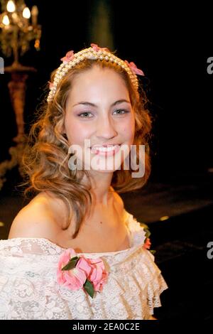 La chanteuse française Anne Laure Girbal (Marie Mancini) pose après le spectacle de la nouvelle comédie musicale française « le Roi Soleil » réalisée par Kamel Ouali et produite par Dove Attia au théâtre du Châtelet à Paris, le 22 mars 2005. Photo de Laurent Zabulon/ABACA. Banque D'Images