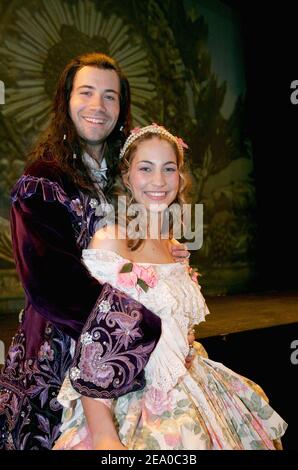 Anne Laure Girbal (Marie Mancini) et Emmanuel Moire (Louis XIV) posent après le spectacle de la nouvelle comédie musicale française « le Roi Soleil » réalisée par Kamel Ouali et produite par Dove Attia au théâtre du Châtelet à Paris, en France, le 22 mars 2005. Photo de Laurent Zabulon/ABACA. Banque D'Images