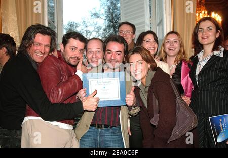 Les acteurs français Bruno Solo (C) et Yvan le Bolloc'h (L) ainsi que les acteurs du « Camera Cafe » posent le prix du meilleur divertissement lors de la 10e cérémonie de remise des prix « Lauriers de la radio et de la télévision », qui s'est tenue au Sénat à Paris, en France, le 23 mars 2005. Photo de Giancarlo Gorassini/ABACA. Banque D'Images