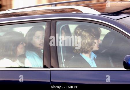 La princesse Caroline de Hanovre et ses enfants, Andrea, Charlotte et Pierre Casiraghi, arrivent au centre thoracique Cardio de Monaco le dimanche de Pâques, 27 mars 2005, où le prince Rainier meurt. Photo de Nebinger-Klein/ABACA. Banque D'Images