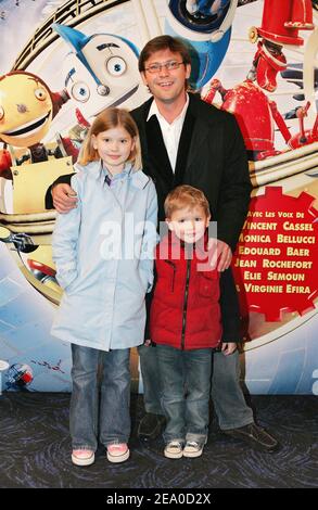 Laurent Romejko, présentateur de la télévision française, et ses enfants Mathilde et Louis assistent à la première française du film d'animation "robots" qui s'est tenu au cinéma UGC Normandie à Paris, en France, le 29 mars 2005. Photo de Laurent Zabulon/ABACA. Banque D'Images