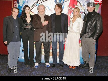 Le réalisateur américain Chris Wedge (3e R) pose avec les acteurs français Elie Semoun, Monica Bellucci, Jean Rochefort, Virginie Efira et Vincent Cassel à la première française de son film d'animation "robots", qui s'est tenu au cinéma UGC Normandie à Paris, France, le 29 mars 2005. Photo de Laurent Zabulon/ABACA. Banque D'Images