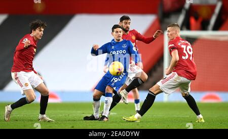 James Rodriguez d'Everton est entouré par Victor Lindelox (à gauche) de Manchester United, Bruno Fernandes (à l'arrière) et Scott McTominay lors du match de la Premier League à Old Trafford, Manchester. Date de la photo: Samedi 6 février 2021. Banque D'Images