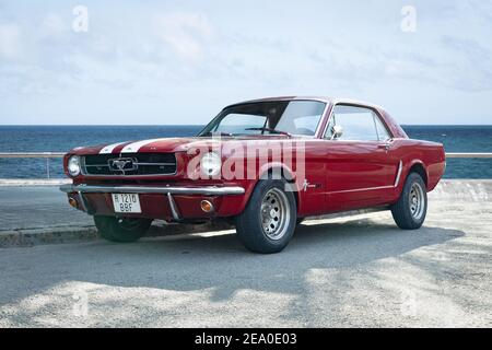 BARCELONE, ESPAGNE-2 FÉVRIER 2021: 1965 Ford Mustang GT Hardtop (première génération) à côté de la mer Banque D'Images