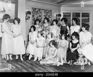 MARY PICKFORD à sa maison PICKFAIR vers 1921 avec les membres de ''NOTRE CLUB'' : 13 jeunes actrices prometteuses MARJORIE DAW debout avec Pickford avec la rangée avant de gauche MAY McAvoy, CLAIRE ADAMS, EDNA MURPHY, MILDRED DAVIS, CLARA HORTON, LAURA LA PLANTE et HELEN FERGUSON. Rangée arrière de gauche VIRGINIA FOX, VOLA VALE, GLORIA HOPE, GERTRUDE OLMSTEAD et PATSY RUTH MILLER. Banque D'Images