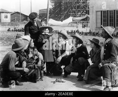 DOUGLAS FAIRBANKS Sr sur le terrain Candid pendant le tournage de son premier film L'AGNEAU avec son fils DOUG Jr en 1915 sur LE TRIANGLE-FIN ARTS STUDIO Lot à Hollywood avec EAGLE EYE et CowHands et Horse Wranglers avec set pour D.W. Intolérance Griffith visible en arrière-plan Banque D'Images