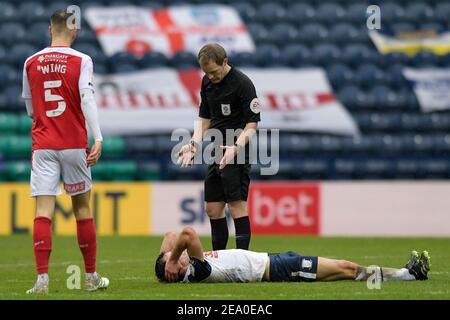 Preston, Royaume-Uni. 06e février 2021. L'arbitre Gavin Ward vérifie le bien-être de Jayson Molumby #21 de Preston North End alors qu'il est sur le plancher à Preston, au Royaume-Uni, le 2/6/2021. (Photo de Simon Whitehead/News Images/Sipa USA) crédit: SIPA USA/Alay Live News Banque D'Images