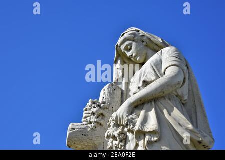 Statues d'ange dans un cimetière public catholique de Californie avec ciel ouvert qui est clair, d'avant la guerre mondiale 2 les inhumations pour les familles locales et copie Banque D'Images