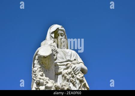 Statues d'ange dans un cimetière public catholique de Californie avec ciel ouvert qui est clair, d'avant la guerre mondiale 2 les inhumations pour les familles locales et copie Banque D'Images