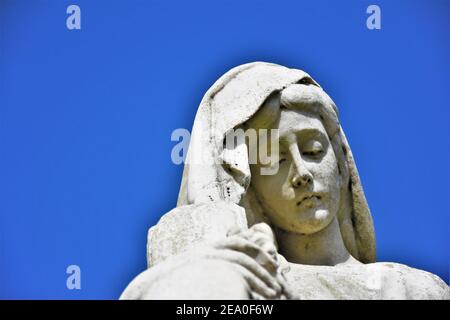Statues d'ange dans un cimetière public catholique de Californie avec ciel ouvert qui est clair, d'avant la guerre mondiale 2 les inhumations pour les familles locales et copie Banque D'Images