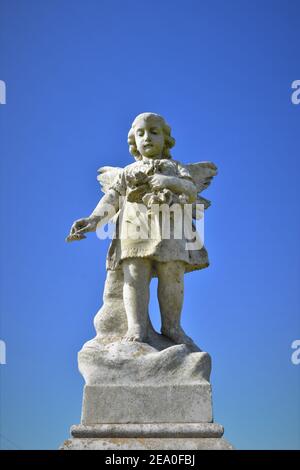 Statues d'ange dans un cimetière public catholique de Californie avec ciel ouvert qui est clair, d'avant la guerre mondiale 2 les inhumations pour les familles locales et copie Banque D'Images