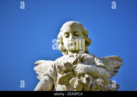 Statues d'ange dans un cimetière public catholique de Californie avec ciel ouvert qui est clair, d'avant la guerre mondiale 2 les inhumations pour les familles locales et copie Banque D'Images