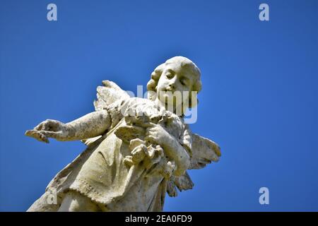 Statues d'ange dans un cimetière public catholique de Californie avec ciel ouvert qui est clair, d'avant la guerre mondiale 2 les inhumations pour les familles locales et copie Banque D'Images