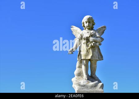 Statues d'ange dans un cimetière public catholique de Californie avec ciel ouvert qui est clair, d'avant la guerre mondiale 2 les inhumations pour les familles locales et copie Banque D'Images