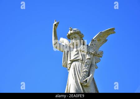 Statues d'ange dans un cimetière public catholique de Californie avec ciel ouvert qui est clair, d'avant la guerre mondiale 2 les inhumations pour les familles locales et copie Banque D'Images