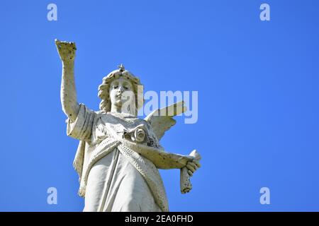Statues d'ange dans un cimetière public catholique de Californie avec ciel ouvert qui est clair, d'avant la guerre mondiale 2 les inhumations pour les familles locales et copie Banque D'Images
