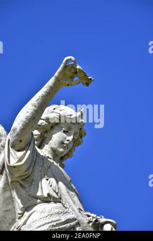 Statues d'ange dans un cimetière public catholique de Californie avec ciel ouvert qui est clair, d'avant la guerre mondiale 2 les inhumations pour les familles locales et copie Banque D'Images