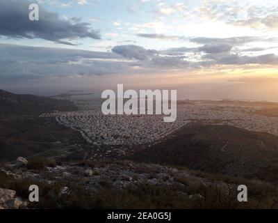 Vue partielle sur la banlieue d'Athènes depuis le Mont Hymettus au crépuscule, Grèce Banque D'Images