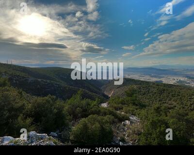 Panorama d'Athènes, Grèce, depuis les pentes du Mont Hymettus par une journée de forte luminosité Banque D'Images