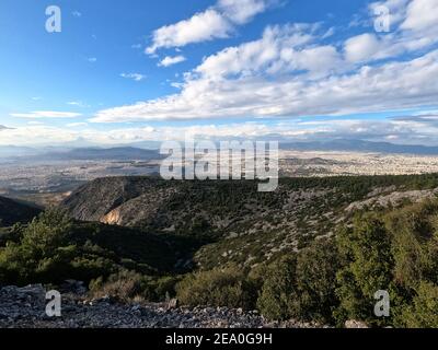 Panorama d'Athènes, Grèce, depuis les pentes du Mont Hymettus par une journée de forte luminosité Banque D'Images