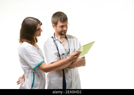 Deux médecins discutant des résultats des tests isolés sur fond blanc Banque D'Images