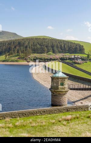 Kinder Reservoir, un réservoir de stockage d'eau pour l'eau potable dans Peak District, Derbyshire, Royaume-Uni. Le réservoir utilise une construction de barrage de terre Banque D'Images