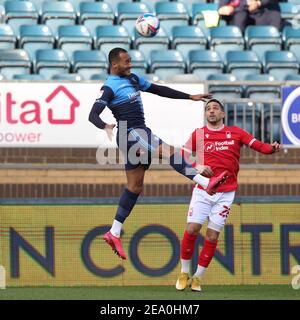 High Wycombe, Royaume-Uni. 06e février 2021. Jordan Obita, de Wycombe Wanderers, remporte le ballon dans les airs lors du match de championnat EFL Sky Bet entre Wycombe Wanderers et la forêt de Nottingham à Adams Park, High Wycombe, en Angleterre, le 6 février 2021. Photo de Ken Sparks. Utilisation éditoriale uniquement, licence requise pour une utilisation commerciale. Aucune utilisation dans les Paris, les jeux ou les publications d'un seul club/ligue/joueur. Crédit : UK Sports pics Ltd/Alay Live News Banque D'Images