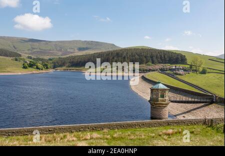 Kinder Reservoir, un réservoir de stockage d'eau pour l'eau potable dans Peak District, Derbyshire, Royaume-Uni. Kinder Scout en arrière-plan Banque D'Images