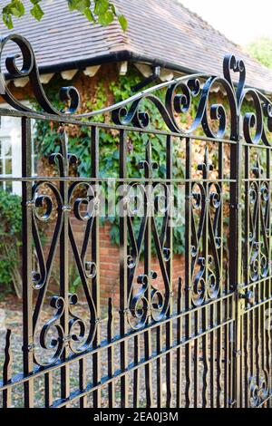 Portes de sécurité, porte en fer forgé à l'entrée d'une maison en Angleterre, au Royaume-Uni Banque D'Images