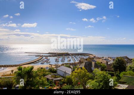 Vue panoramique sur le Cobb, un port à Lyme Regis, une ville de West Dorset, Angleterre, sur la baie de Lyme sur la côte de la Manche à la frontière Dorset–Devon. Banque D'Images