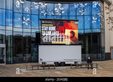 Panneau lumineux avec message « Stay at home to save vies » COVID-19 LockDown à Jubilee Square, centre-ville de Woking, Surrey, sud-est de l'Angleterre Banque D'Images