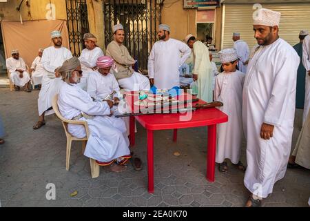 Moyen-Orient, Péninsule arabique, Oman, ad Dahiliyah, Nizwa. 25 octobre 2019. Fusils à vendre au souk de Nizwa. Banque D'Images