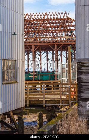 Déconstruction et récupération d'un ancien grenier de l'industrie de la pêche Sur le front de mer de Steveston, en Colombie-Britannique, au Canada Banque D'Images