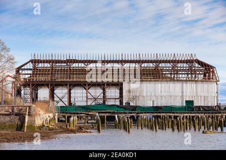 Déconstruction et récupération d'un ancien grenier de l'industrie de la pêche Sur le front de mer de Steveston, en Colombie-Britannique, au Canada Banque D'Images