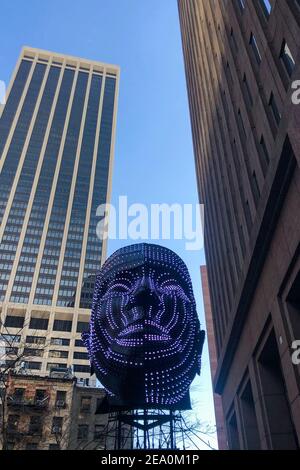 New York, États-Unis. 05 février 2021. Talking Heads, une installation légère de l'artiste Viktor Vicsek, est installée à l'extérieur de 85 Broad Street dans le quartier financier de New York le 5 février 2021.l'installation comprend une paire de sculptures de 21 mètres de haut qui communiquent les émotions entre elles grâce à 4,000 lumières à DEL. Les sculptures ont voyagé dans le monde entier de Hong Kong à Amsterdam. (Photo de Samuel Rigelhaupt/Sipa USA ) Credit: SIPA USA/Alay Live News Banque D'Images