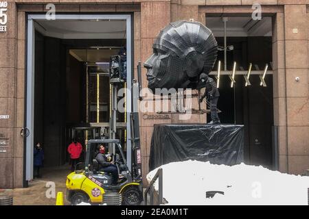 New York, États-Unis. 05 février 2021. Talking Heads, une installation légère de l'artiste Viktor Vicsek, est installée à l'extérieur de 85 Broad Street dans le quartier financier de New York le 5 février 2021.l'installation comprend une paire de sculptures de 21 mètres de haut qui communiquent les émotions entre elles grâce à 4,000 lumières à DEL. Les sculptures ont voyagé dans le monde entier de Hong Kong à Amsterdam. (Photo de Samuel Rigelhaupt/Sipa USA ) Credit: SIPA USA/Alay Live News Banque D'Images