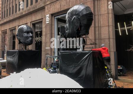 New York, États-Unis. 05 février 2021. Talking Heads, une installation légère de l'artiste Viktor Vicsek, est installée à l'extérieur de 85 Broad Street dans le quartier financier de New York le 5 février 2021.l'installation comprend une paire de sculptures de 21 mètres de haut qui communiquent les émotions entre elles grâce à 4,000 lumières à DEL. Les sculptures ont voyagé dans le monde entier de Hong Kong à Amsterdam. (Photo de Samuel Rigelhaupt/Sipa USA ) Credit: SIPA USA/Alay Live News Banque D'Images