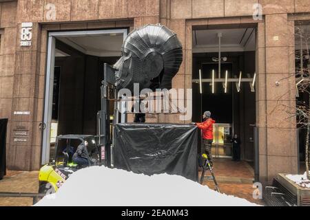 New York, États-Unis. 05 février 2021. Talking Heads, une installation légère de l'artiste Viktor Vicsek, est installée à l'extérieur de 85 Broad Street dans le quartier financier de New York le 5 février 2021.l'installation comprend une paire de sculptures de 21 mètres de haut qui communiquent les émotions entre elles grâce à 4,000 lumières à DEL. Les sculptures ont voyagé dans le monde entier de Hong Kong à Amsterdam. (Photo de Samuel Rigelhaupt/Sipa USA ) Credit: SIPA USA/Alay Live News Banque D'Images