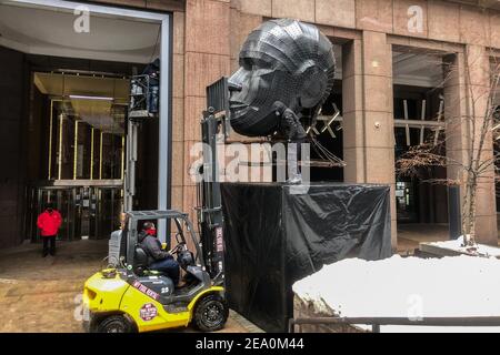 New York, États-Unis. 05 février 2021. Talking Heads, une installation légère de l'artiste Viktor Vicsek, est installée à l'extérieur de 85 Broad Street dans le quartier financier de New York le 5 février 2021.l'installation comprend une paire de sculptures de 21 mètres de haut qui communiquent les émotions entre elles grâce à 4,000 lumières à DEL. Les sculptures ont voyagé dans le monde entier de Hong Kong à Amsterdam. (Photo de Samuel Rigelhaupt/Sipa USA ) Credit: SIPA USA/Alay Live News Banque D'Images