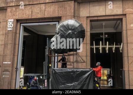New York, États-Unis. 05 février 2021. Talking Heads, une installation légère de l'artiste Viktor Vicsek, est installée à l'extérieur de 85 Broad Street dans le quartier financier de New York le 5 février 2021.l'installation comprend une paire de sculptures de 21 mètres de haut qui communiquent les émotions entre elles grâce à 4,000 lumières à DEL. Les sculptures ont voyagé dans le monde entier de Hong Kong à Amsterdam. (Photo de Samuel Rigelhaupt/Sipa USA ) Credit: SIPA USA/Alay Live News Banque D'Images