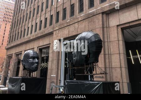 New York, États-Unis. 05 février 2021. Talking Heads, une installation légère de l'artiste Viktor Vicsek, est installée à l'extérieur de 85 Broad Street dans le quartier financier de New York le 5 février 2021.l'installation comprend une paire de sculptures de 21 mètres de haut qui communiquent les émotions entre elles grâce à 4,000 lumières à DEL. Les sculptures ont voyagé dans le monde entier de Hong Kong à Amsterdam. (Photo de Samuel Rigelhaupt/Sipa USA ) Credit: SIPA USA/Alay Live News Banque D'Images