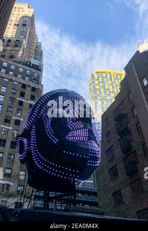New York, États-Unis. 05 février 2021. Talking Heads, une installation légère de l'artiste Viktor Vicsek, est installée à l'extérieur de 85 Broad Street dans le quartier financier de New York le 5 février 2021.l'installation comprend une paire de sculptures de 21 mètres de haut qui communiquent les émotions entre elles grâce à 4,000 lumières à DEL. Les sculptures ont voyagé dans le monde entier de Hong Kong à Amsterdam. (Photo de Samuel Rigelhaupt/Sipa USA ) Credit: SIPA USA/Alay Live News Banque D'Images
