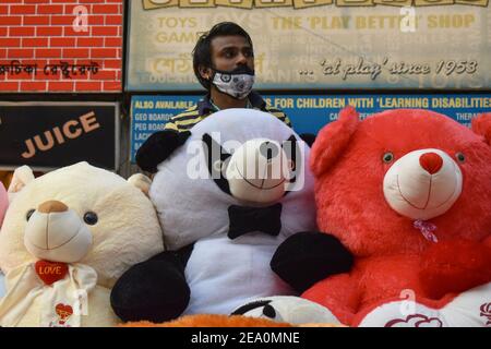 Kolkata, Inde. 06e février 2021. Une personne vend l'ours Teddy avant la Saint Valentin à Kolkata. (Photo de Sudipta Das/Pacific Press) crédit: Pacific Press Media production Corp./Alay Live News Banque D'Images