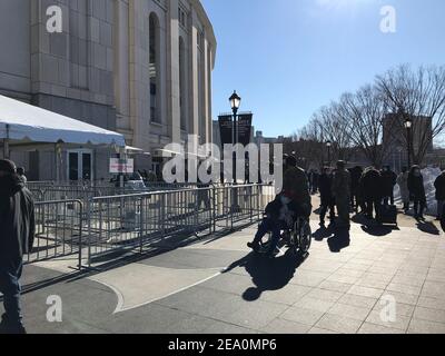 Bronx, États-Unis. 06e février 2021. Plus COVID-19 vaccination megasites ouvert cette semaine dans tout le pays, des centaines de résidents du Bronx, New York sont vus en attente pour se faire vacciner à New York. (Photo de Ryan Rahman/Pacific Press) crédit: Pacific Press Media production Corp./Alay Live News Banque D'Images