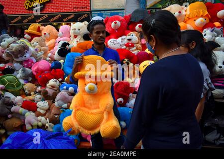 Kolkata, Inde. 06e février 2021. Une personne vend l'ours Teddy avant la Saint Valentin à Kolkata. (Photo de Sudipta Das/Pacific Press) crédit: Pacific Press Media production Corp./Alay Live News Banque D'Images