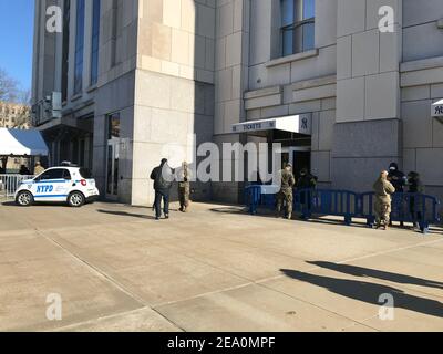 Bronx, États-Unis. 06e février 2021. Plus COVID-19 vaccination megasites ouvert cette semaine dans tout le pays, des centaines de résidents du Bronx, New York sont vus en attente pour se faire vacciner à New York. (Photo de Ryan Rahman/Pacific Press) crédit: Pacific Press Media production Corp./Alay Live News Banque D'Images