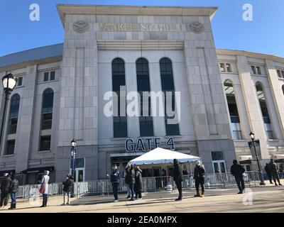 Bronx, États-Unis. 06e février 2021. Plus COVID-19 vaccination megasites ouvert cette semaine dans tout le pays, des centaines de résidents du Bronx, New York sont vus en attente pour se faire vacciner à New York. (Photo de Ryan Rahman/Pacific Press) crédit: Pacific Press Media production Corp./Alay Live News Banque D'Images