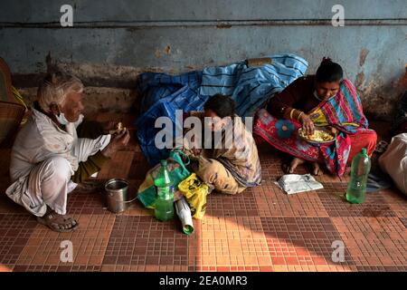 Kolkata, Inde. 06e février 2021. Les gens prennent leur déjeuner à l'intérieur à l'hôpital de Kolkata. (Photo de Sudipta Das/Pacific Press) crédit: Pacific Press Media production Corp./Alay Live News Banque D'Images