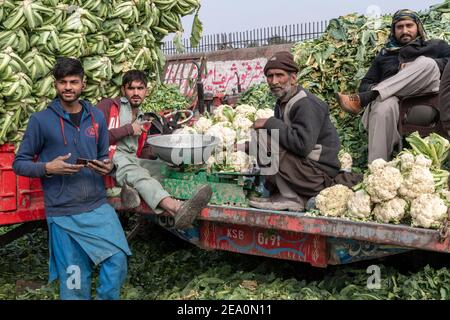 Les hommes qui vendent des choux-fleurs au marché des fruits et légumes de Lahore, Badami Bagh, est le plus grand marché de gros de la province du Punjab, au Pakistan Banque D'Images